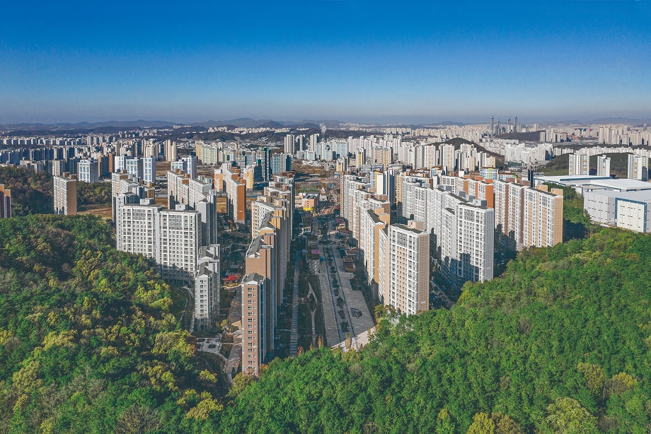 거실 창 오른쪽에 산이나 높은 건물이 있으면 명당의 조건에 해당한다.